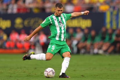 Guido golpea el balón en el encuentro de Liga jugado por el Betis en Cádiz en este curso.