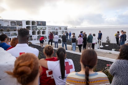 Vista de las personas que asistieron al entierro de uno de los jóvenes migrantes fallecidos en aguas de El Hierro, en el cementerio de El Mocanal, este lunes.