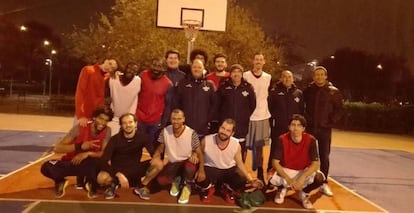 El equipo de baloncesto de Pacífico, después de un entrenamiento.