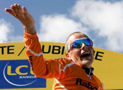 Rasmussen celebra en el podio su victoria de ayer en la meta del Aubisque.
