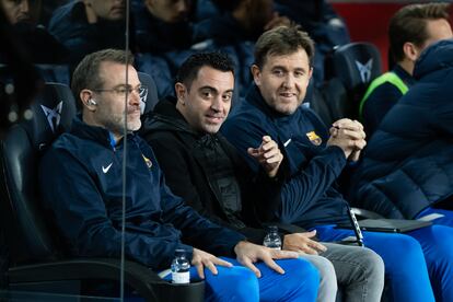 Xavi Hernández en el banquillo durante el partido del Barcelona contra el Espanyol.