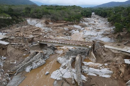 Vista aérea del Puente Herradura gravemente dañado tras el paso del huracán 'Agatha', en el estado de Oaxaca, el 31 de mayo de 2022.