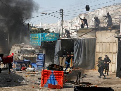 Enfrentamientos durante la incursión israelí en la ciudad cisjordana de Nablus, este miércoles.