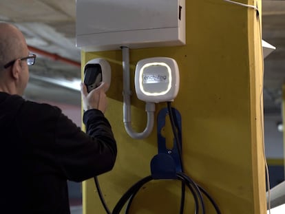 Javier Pardo, el usuario de un vehículo eléctrico en Barcelona, muestra el punto de recarga que ha instalado en el garaje de su casa.