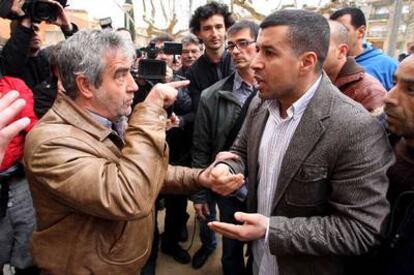 Antonio Romero y Mimoun  discuten  acaloradamente en la puerta del ayuntamiento mientras se celebra el pleno municipal.