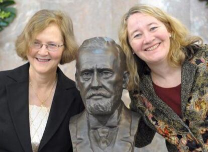 Elizabeth Blackburn (izquierda), junto a Carol Greider y un busto de Alfred Nobel en marzo de este año en Francfort.