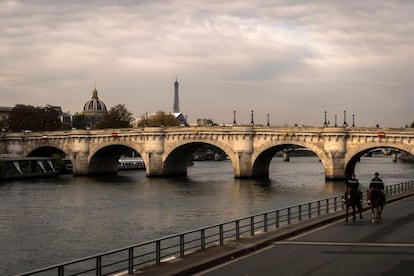 El término 'gauche' (izquierda en francés) también hace referencia a alguien poco sofisticado, tosco y patoso. El París de la margen izquierda del Sena no es basto aunque sí un poco más caótico. Al menos antes. Tradicionalmente la 'rive gauche' del río, con alquileres más bajos, acogió a artistas, intelectuales y estudiantes; mientras que la zona de la derecha, que en realidad es el norte, fue casa del poder y las finanzas. Hoy al sur del río se mezclan tiendas de lujo en Saint Germain y las librerías del Quartier Latin. Los bobo (burgueses-bohemios), en cambio, han acabado mudándose al norte. En la imagen, dos policías franceses a caballo paseando por la orilla del Sena (París).