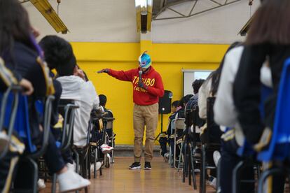 El luchador Tacubo da una conferencia sobre acoso escolar en una escuela de Azcapotzalco, el 7 de junio de 2023.