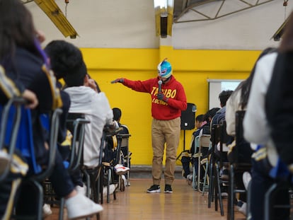 El luchador Tacubo da una conferencia sobre acoso escolar en una escuela de Azcapotzalco, en Ciudad de México.