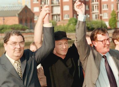El líder del partido Unionista del Ulster, David Trimble, a la derecha, posa junto a Bono y el líder del Partido Laborista Social Demócrata, John Hume, durante un concierto de pop en Belfast con motivo de la campaña para el referéndum electoral por el acuerdo de paz entre Irlanda del Norte y Reino Unido en 1998.