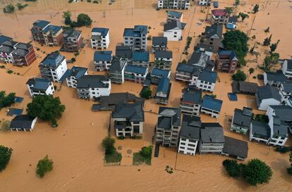 Vista aérea de bloques de viviendas sumergidas por las inundaciones en Shangrao, en la provincia china de Jiangxi, este martes.