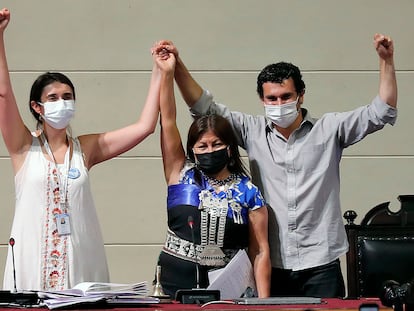 La nueva presidenta de la Constituyente María Elisa Quinteros (izquierda) celebra su elección con la presidenta saliente Elisa Loncon y Jaime Bassa este miércoles en Santiago.