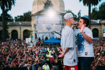 Dtoke y Arkano durante una final de la Red Bull Batalla de los Gallos en Santiago de Chile.