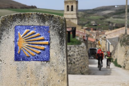 Dos ciclistas en ruta en un tramo del Camino de Santiago.