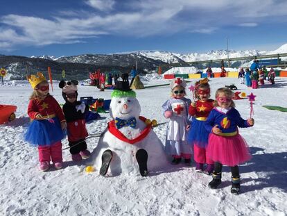 La estación de la Val d’Aran y Valls d’Aneu tiene varias pistas en las que podréis encontrar parques infantiles pensados especialmente para los niños. Todas ellas cuentan con personal especializado y ofrecen actividades educativas en las que se potencia el deporte, especialmente el esquí, y el amor por la naturaleza. El de Baqueira 1500 en la Borda Lobato acoge a niños y niñas de entre tres meses y 2 años y medio con una atención personalizada. Los parques de nieve de Beret, Baqueira 1800 y la Bonaigua son ideales para toda la familia, aquí los peques de más de 2 años podrán iniciarse en el esquí. Por otro lado, para los que tienen más de 4 años en Baqueira 1800 existen combinados que ofrecen la estancia en el parque más un cursillo de esquí. Una vez finalizada la jornada de nieve y esquí es momento de relajarse, en Vielha tienen un palacio de hielo con pista de patinaje y piscinas climatizadas.