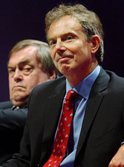 Tony Blair y John Prescott, ayer, escuchan el discurso de Ian McCartney.