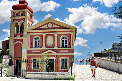 La iglesia ortodoxa Panagia Mandrakina, en Corfú, Grecia