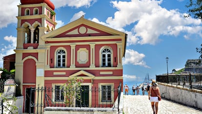 La iglesia ortodoxa Panagia Mandrakina, en Corfú, Grecia.