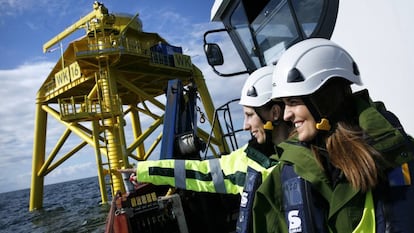 Trabajadoras de Iberdrola en una instalación en el mar Báltico.