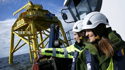 Trabajadoras de Iberdrola en una instalaci&oacute;n en el mar B&aacute;ltico.