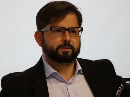 El candidato a la presidencia de Chile por la izquierda, Gabriel Boric, participa el viernes 10 de diciembre del debate con su rival de la derecha extrema, José Antonio Kast.
