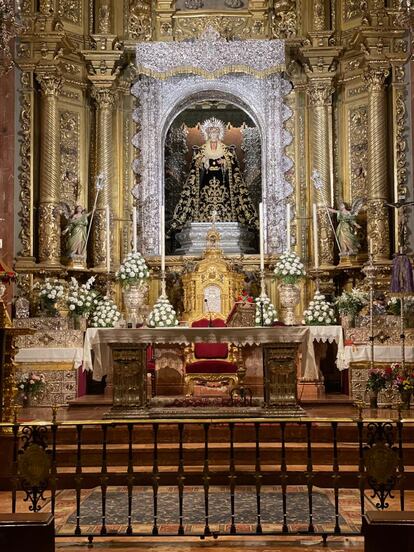 Altar de la Macarena, con el espacio en el que estaba la tumba de Francisco Bohórquez cubierto con una alfombra azul.