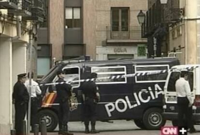 Imagen de televisión del despliegue policial en torno a la sucursal bancaria escenario del atraco.