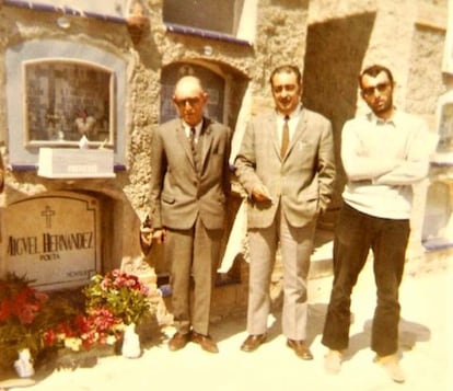 El médico Vicente Escudero (centro), junto con Vicente Hernández (izquierda) y Vicente Hernández hijo, sobrino del poeta, visitando el nicho de Miguel Hernández en el cementerio de Alicante en una imagen de los años setenta. Foto facilitada por Francisco Escudero.