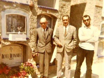 El médico Vicente Escudero (centro), junto con Vicente Hernández (izquierda) y Vicente Hernández hijo, sobrino del poeta, visitando el nicho de Miguel Hernández en el cementerio de Alicante en una imagen de los años setenta. Foto facilitada por Francisco Escudero.