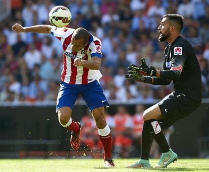 Miranda no se entiende con Moy&aacute; en el primer gol.