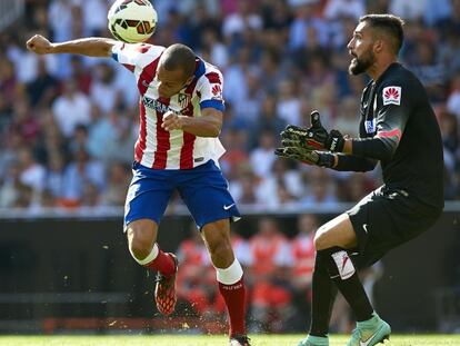 Miranda no se entiende con Moy&aacute; en el primer gol.