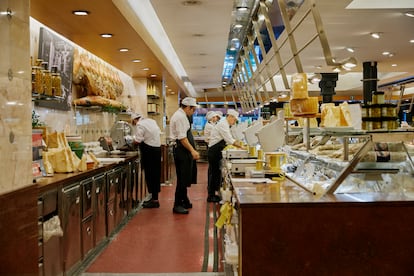 El jamón de Parma, con denominación de origen, los quesos y los embutidos son algunos de los productos estrella de Peck.  son uno de los platos fuertes de la tienda.