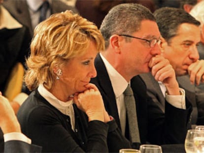 Ángel Acebes, Esperanza Aguirre, Alberto Ruiz-Gallardón y eduardo Zaplana escuchan un discurso de Mariano Rajoy el pasado diciembre.