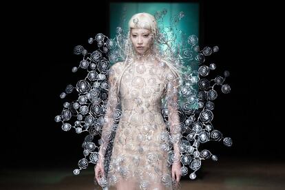 Una modelo presenta una creación de la colección Alta Costura otoño/invierno de la diseñadora holandesa Iris Van Herpen durante la Semana de la Moda de París, en Francia.