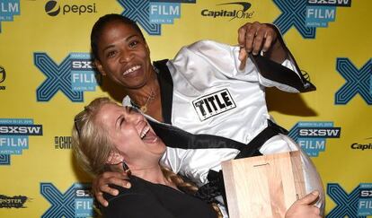 Meg Smaker alza a Namibia Flores, protagonista de su documental 'Boxeadora', uno de los galardonados.