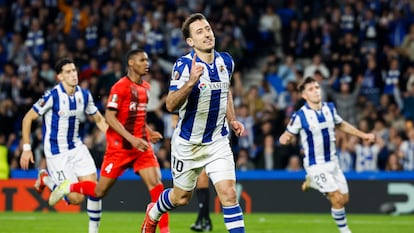 El delantero de la Real Mikel Oyarzabal celebra tras marcar el cuarto gol durante el partido de vuelta de ante el Midtjylland este jueves.