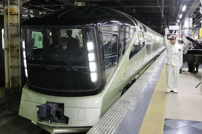 El tren realiza el trayecto entre Tokio y la isla de Hokkaido, al norte del país, durante cuatro días. En ese tiempo, recorre varios enclaves turísticos. En la imagen, un oficial saluda al ferrocarril que parte de la estación de Tokio el 1 de mayo, día que hizo su primer trayecto.