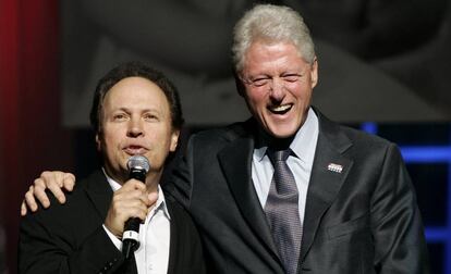El cómico Bill Crystal con el expresidente de EE UU Bill Clinton, en la celebración del 60 cumpleaños de Hillary Clinton en 2007.