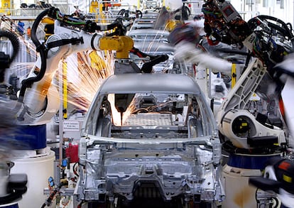 Robots trabajan en la producción de coches en la fábrica Volkswagen en Wolfsburg, en 2004.