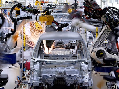 Robots trabajan en la producción de coches en la fábrica Volkswagen en Wolfsburg, en 2004.