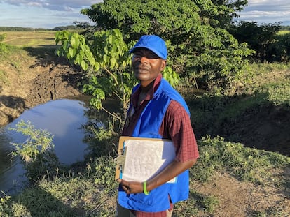 Alexis Alphonse, trabajador de la Red Jano Siksé, en un paso fronterizo clandestino cercano a Ouanaminthe. “Los pequeños traficantes pasan por aquí, con niños, sin preocupación. Cuando los paro, incluso se identifican como traficantes. Desconocen que están cometiendo un crimen, que hay una ley que los puede meter en la cárcel”, exclama. Los contrabandistas son a veces familiares de la víctima o conocidos de la comunidad, donde a menudo son vistos como salvadores por, teóricamente, sacar a sus hijos de la penuria. Se considera como otro empleo cualquiera, aunque “los tratantes conforman el tercer grupo más rico del país”, según Alphonse.