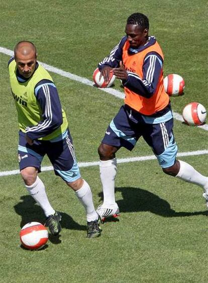 Cannvaro conduce el balón junto a Diarra durante un entrenamiento.