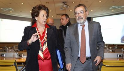 La alcaldesa de Valencia, Rita Barber&aacute;, junto al presidente de Feria Valencia, Jos&eacute; Vicente Gonz&aacute;lez.