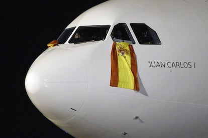 El avión de la selección española, a su llegada a Curitiba (Brasil).