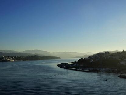 Vistas de Ribadeo y Castropol desde el puente de los Santos.