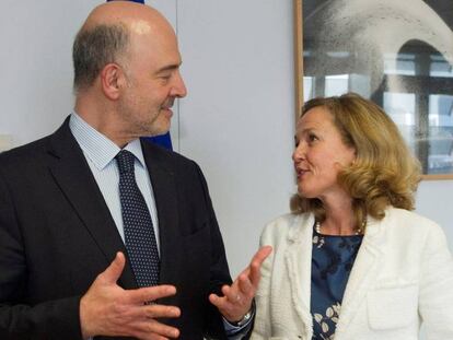 La ministra de Economía, Nadia Calviño, con el comisario europeo de Asuntos Económicos, Pierre Moscovici.