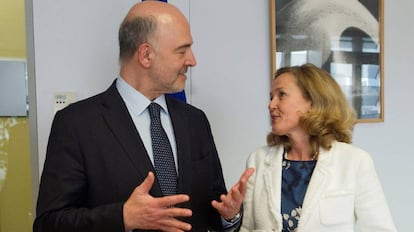 La ministra de Economía, Nadia Calviño, con el comisario europeo de Asuntos Económicos, Pierre Moscovici.