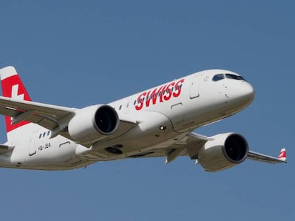 El nuevo Bombardier CS100 de Swiss vuela sobre Z&uacute;rich.