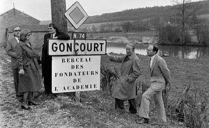 Los miembros de la Academia Goncourt Robert Sabatier, Hervé Bazin, Françoise Mallet-Jorris, Armand Lanoux y Michel Tournier, en 1975 en la villa que da nombre al premio.