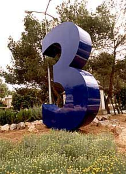 Una de las cifras hitos gigantes que el diseñador Alberto Corazón ha marcado en el recorrido del paseo de Calviá (Mallorca).